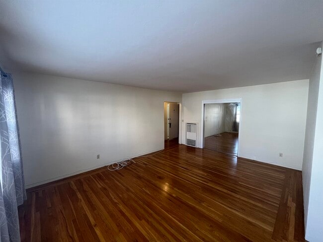 Building Photo - 844 York St