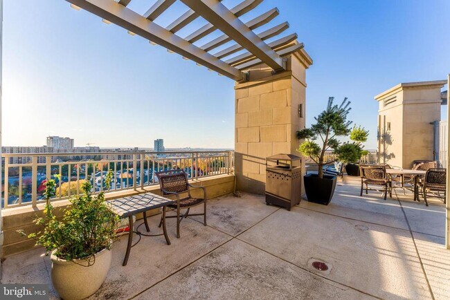 Building Photo - 8220 Crestwood Heights Dr