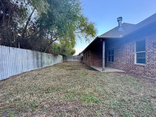 Building Photo - 939 Redbud Ln