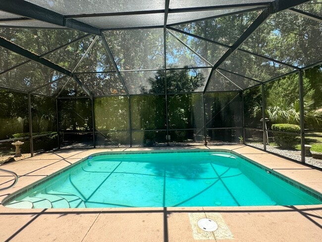Building Photo - Beautiful 5 bed 3 bath POOL Home For Lease!