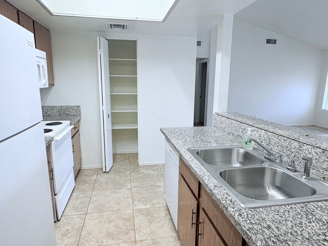 Building Photo - 3 bed/2 bath w/ large backyard