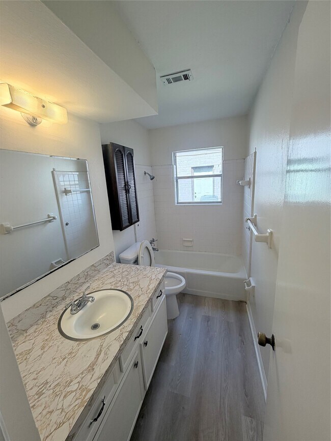 Building Photo - 2220 Ripple Creek Dr