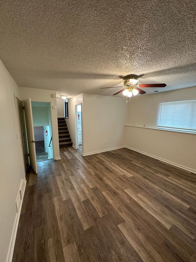 Building Photo - Fantastic 4 bdrm home avail NOW