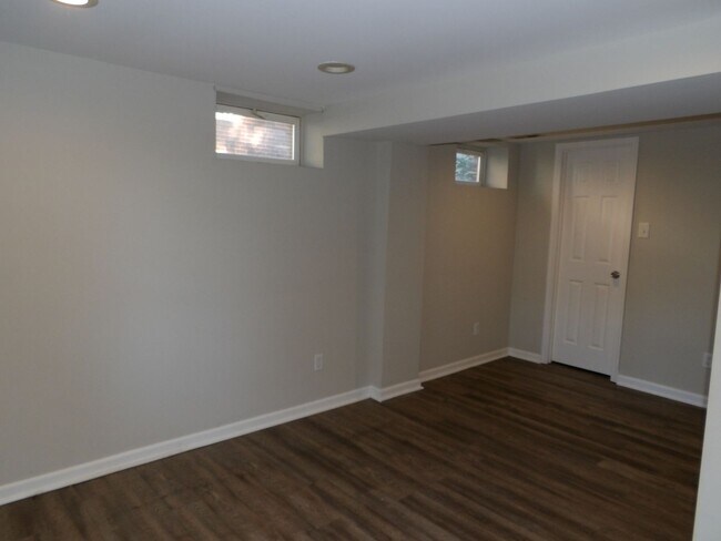 Building Photo - 506 James Ave