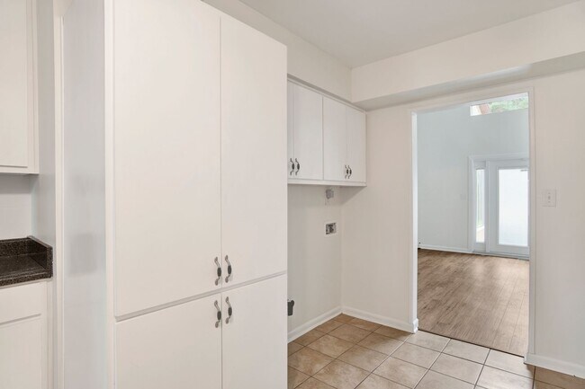 Building Photo - Freshly Renovated Townhome near Perdido Ba...