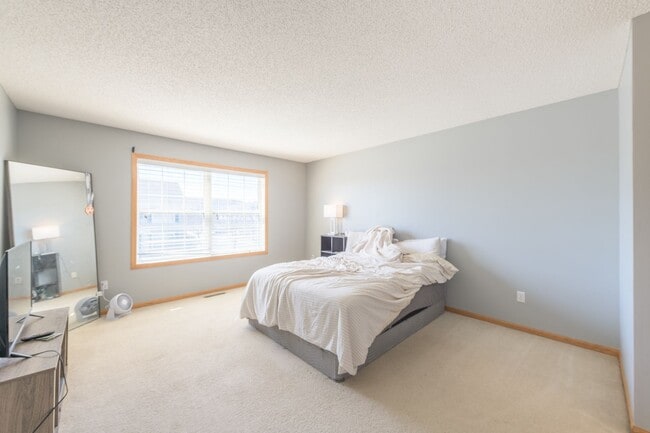 Building Photo - Awesome 2 bed townhouse in plymouth!