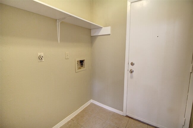 Building Photo - 10024 Spring Pl Dr
