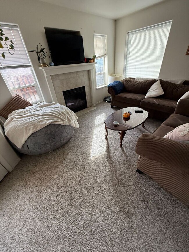 Building Photo - 3 Bed/2.5 Bath Townhouse with Garage - NE Bend