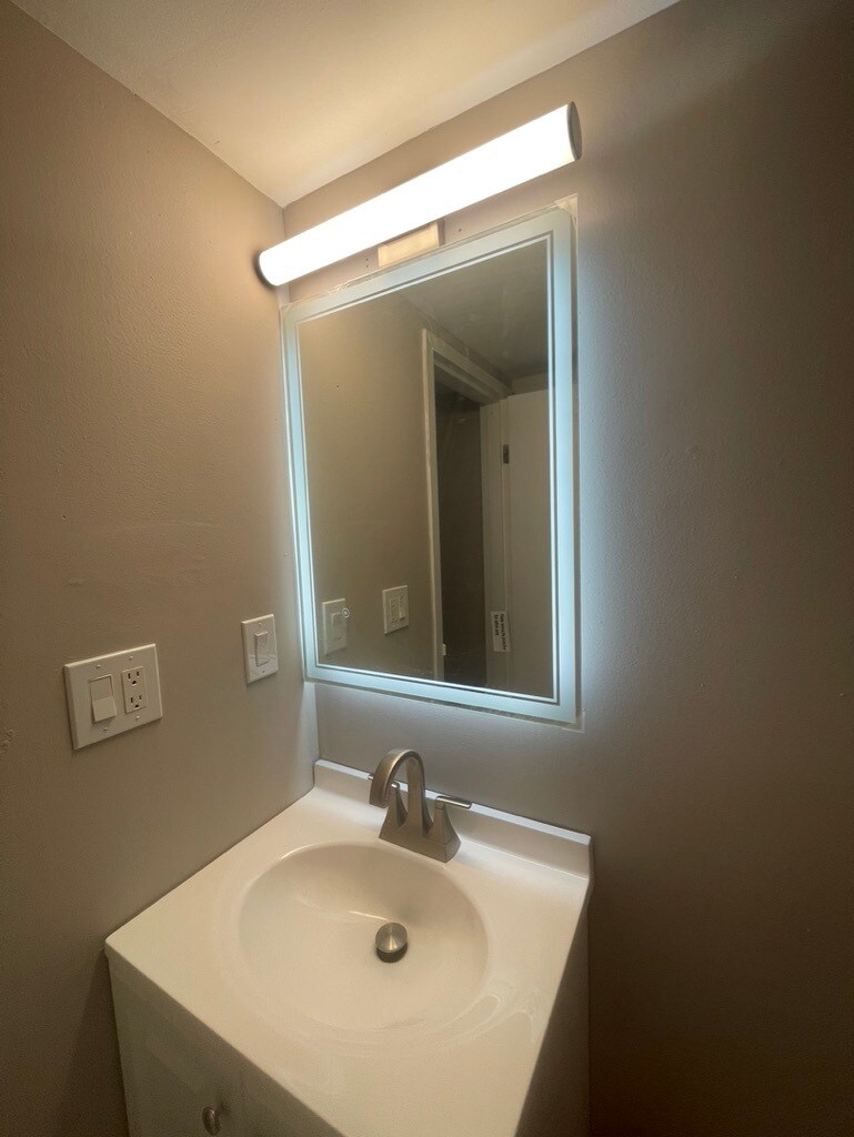 Building Photo - 1047 S Evergreen Ave