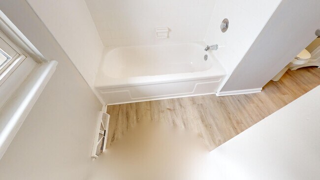 Building Photo - 3 Bedroom/1 bathroom renovated townhouse.