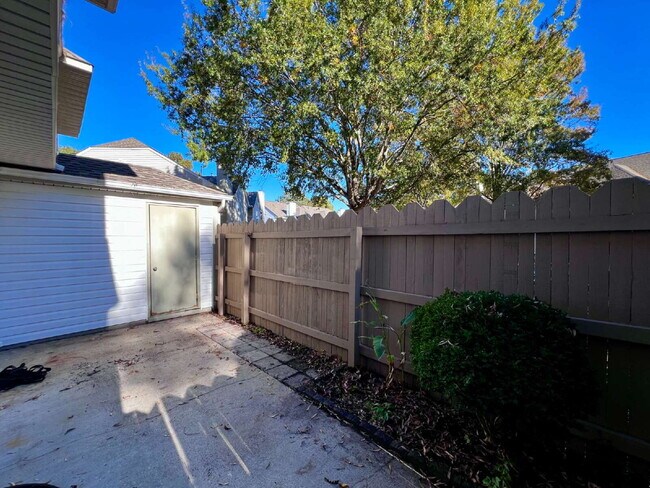 Building Photo - Beautiful 2-Bedroom End Unit Townhome in Ocean Lakes!