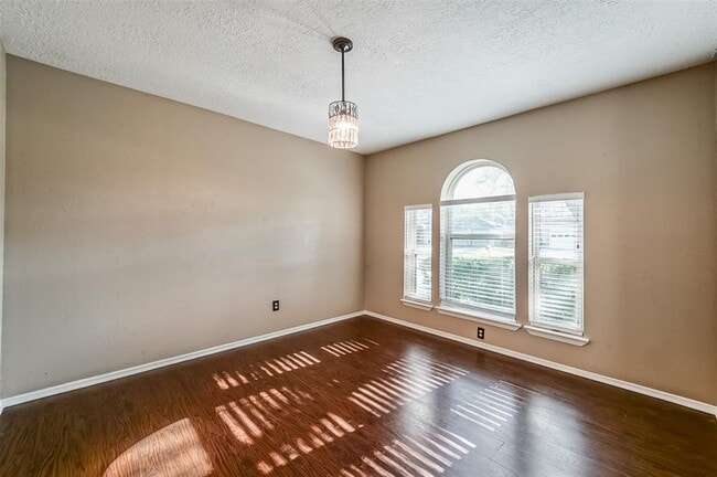 Building Photo - 1309 Oak Hollow Dr