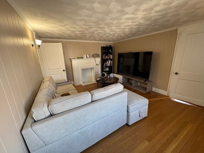 Building Photo - 187 Danforth St