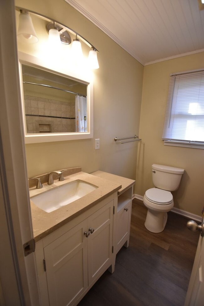 Building Photo - 2-3 bedroom Home in Greenfield with Garage.