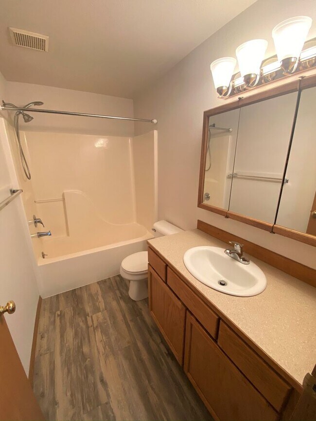 Building Photo - 3 Bed on Cul-de-sac with Great Backyard an...