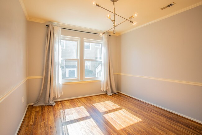 Building Photo - Charming Lower Ground Condo 2 BR/2 BA in E...