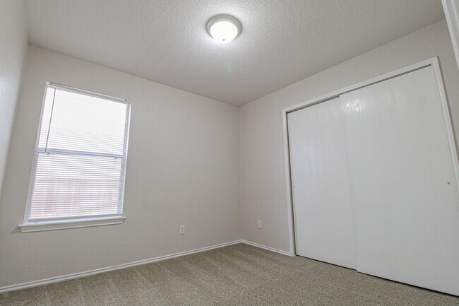 Building Photo - 511 Mathis Mdw
