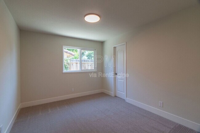 Building Photo - 8720 Fox Creek Dr