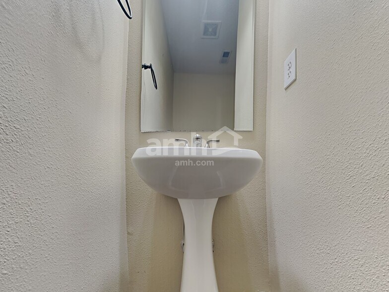 Building Photo - 6614 W Jefferson Ct