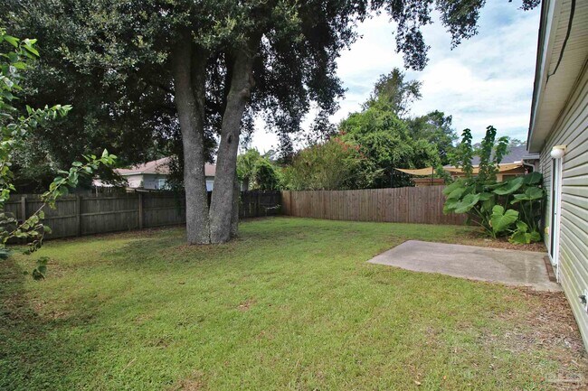 Building Photo - 609 Saleta St