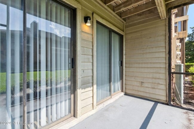 Building Photo - Renovated Condo in a Convenient Location!