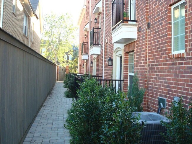 Building Photo - 3230 Daniel Ave