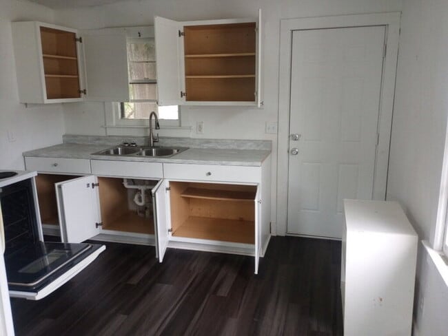 Building Photo - 2 Bedroom 1 Bathroom