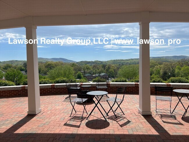 Building Photo - Luxurious Colonial Green Townhome with Garage