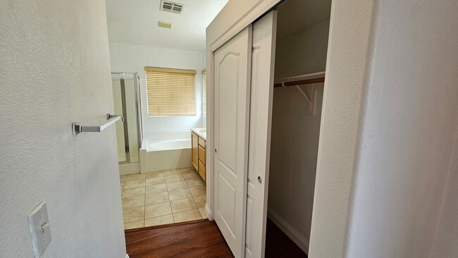 Building Photo - GORGEOUS HOME NEAR BLUE DIAMOND & DECATUR!!!!
