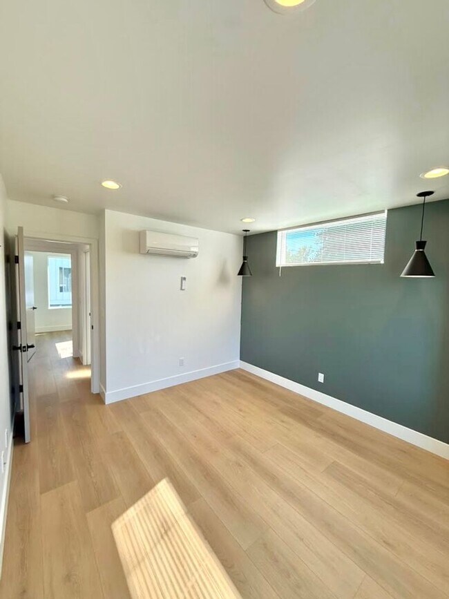 Building Photo - Spacious 3-Bedroom Townhome in the Heart of Greenwood