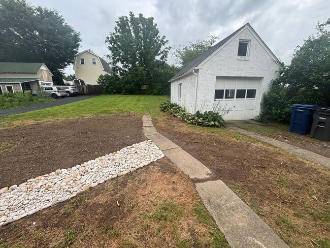 Building Photo - Single Family Home Available for Rent in t...