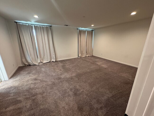 Building Photo - Beautiful 5 Bedroom 3 Bathroom Home Built in 2021