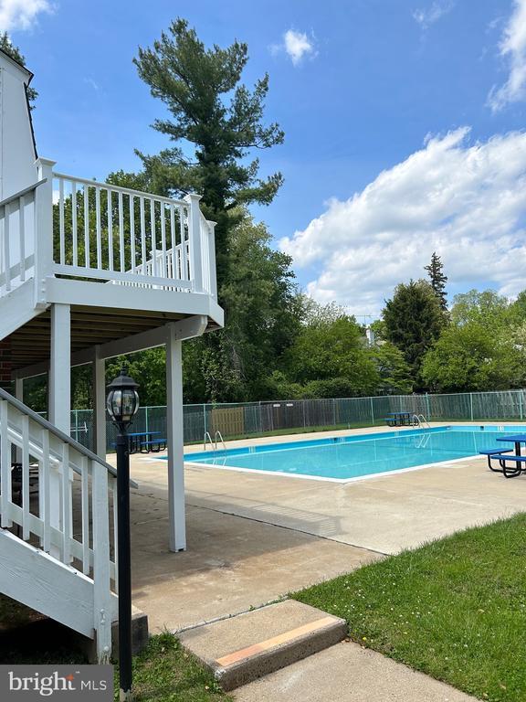 Building Photo - 136 Fairfield Dr