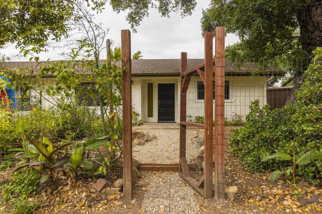 Building Photo - 325 El Conejo Dr