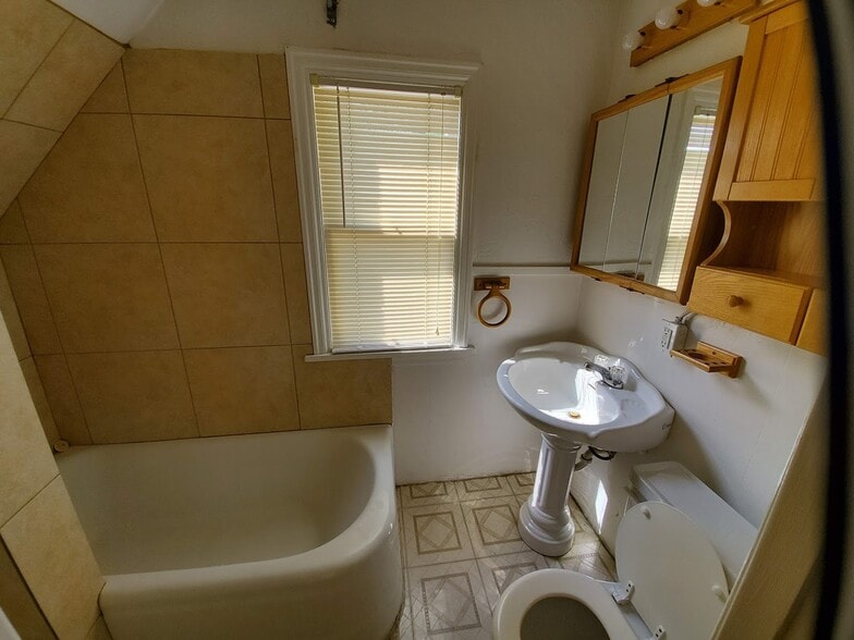 Upstairs bathroom - 426 W Benton St