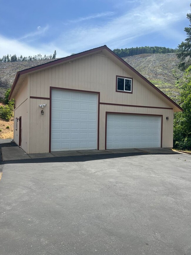 Primary Photo - BEAUTIFUL COUNTRY HOME WITH LARGE GARAGE