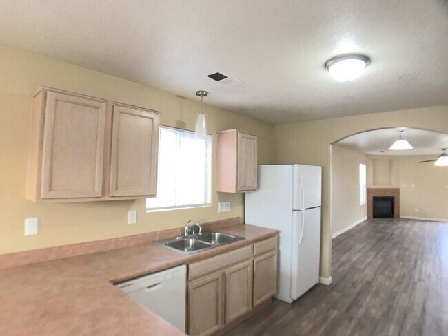 Building Photo - Ventana Ranch 3 bedroom. Newer Flooring! No Carpet. Huge open living space. Great location.