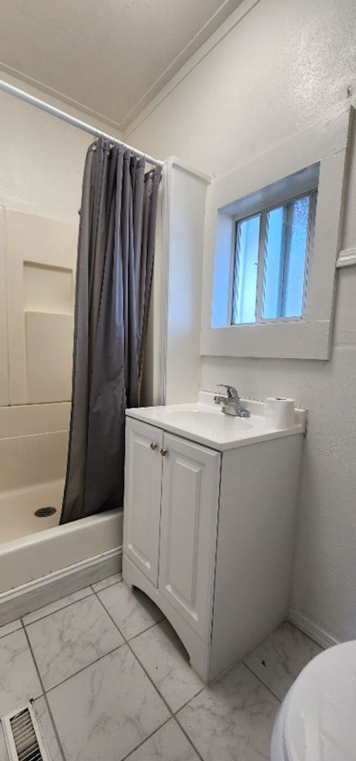 Building Photo - Large Sunny 4 Bedroom 3 Bath Country Style Home in Vallejo!