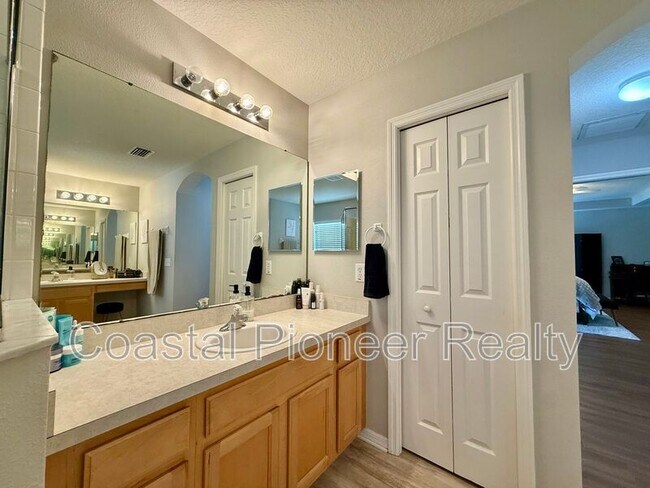 Building Photo - 11113 Avery Oaks Dr