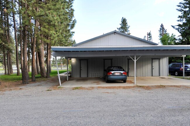 Building Photo - 2 bed 1 bath apartment (4plex building) lower unit