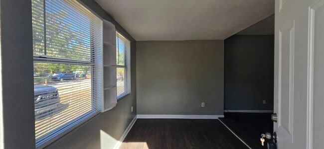 Building Photo - 3/1 Tampa Home ! Apply for FREE!