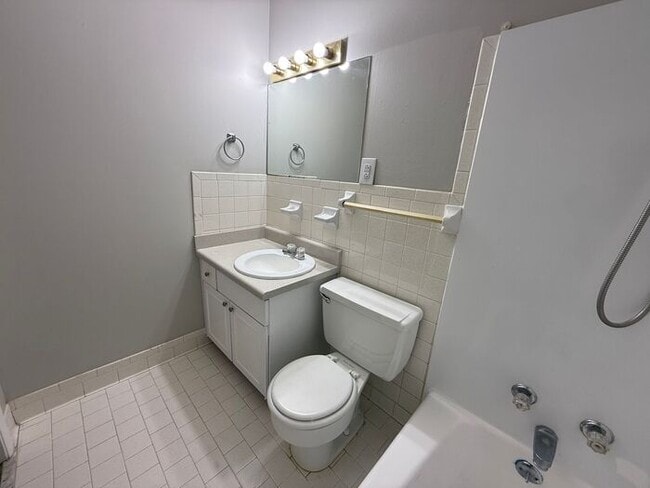 Building Photo - 2 Bedroom Unit was recently renovated. Liv...