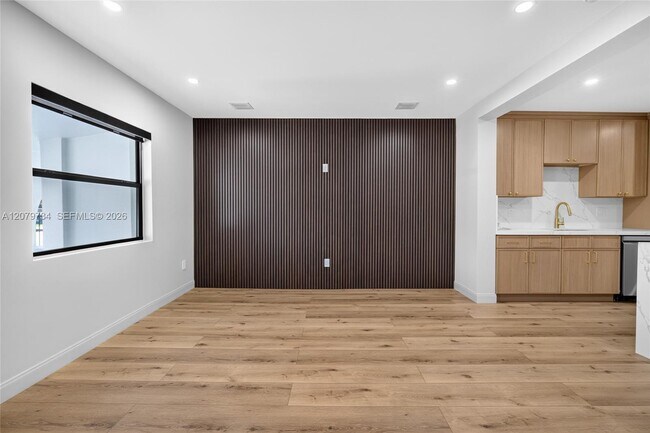 Building Photo - 1011 NW 30th Ct