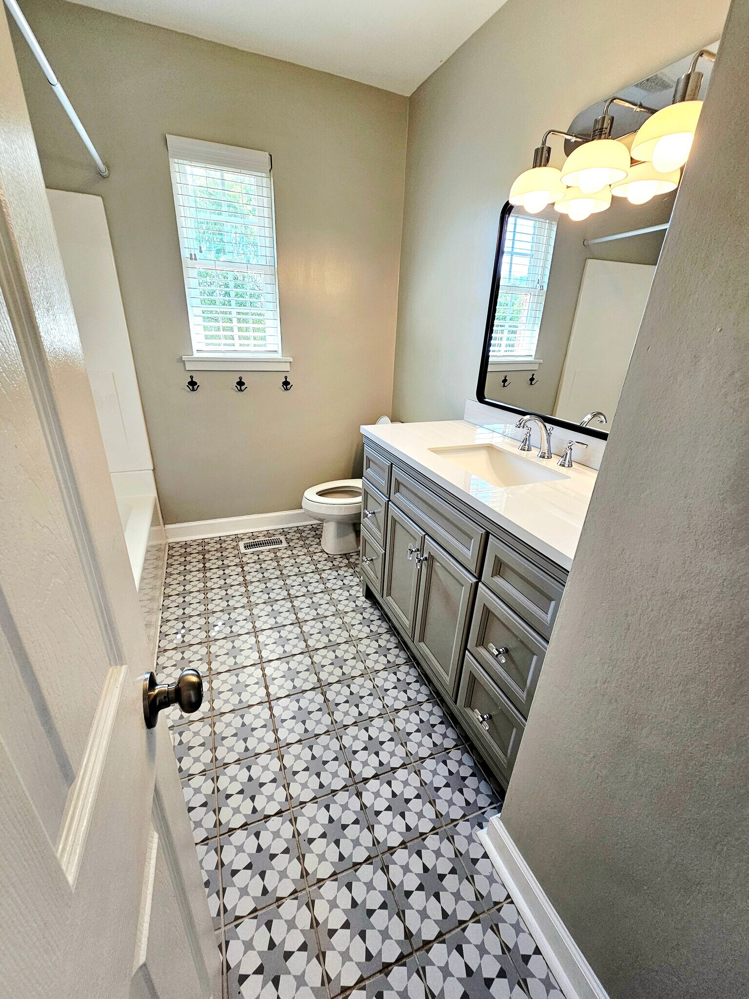 Charming color scheme in hall bath - 4530 Bible Church Rd