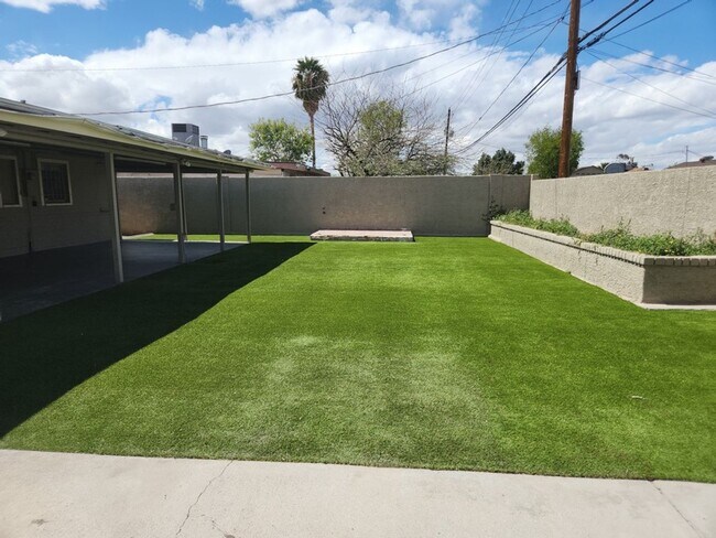 Building Photo - Coming Soon! 3 Bed, 1 Bath, Accross from GCU!! (Available on 06/15/26)