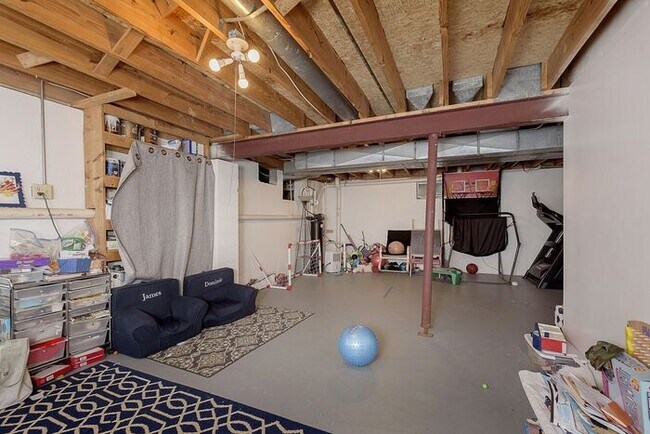 Building Photo - Lovely 4 Bedroom 2 Bath Home in Carmel!