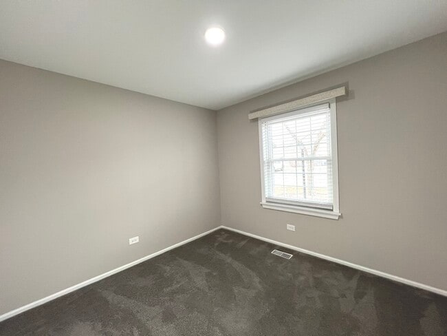 Building Photo - 652 Mallard Ct