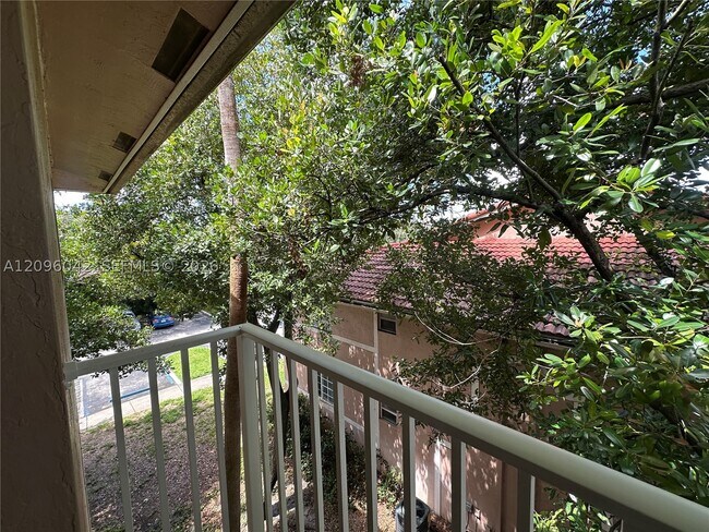 Building Photo - 302 N Palm Ave