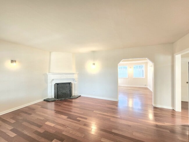 Building Photo - two bedroom duplex