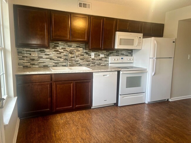 Building Photo - 3 Bedroom available Near Cherry Creek State Park!